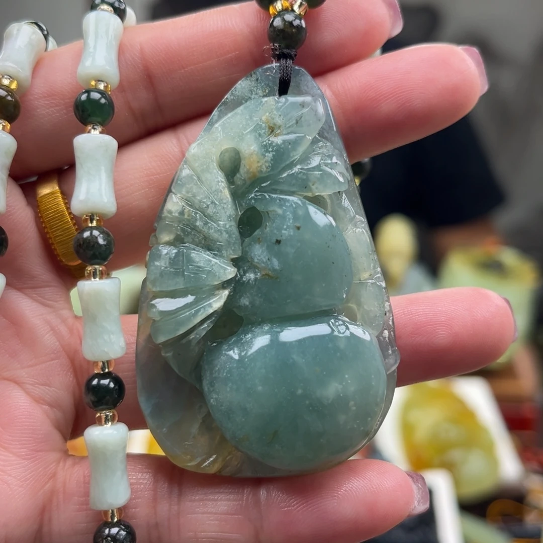 蛇纹石玉未镶嵌颈饰挂件