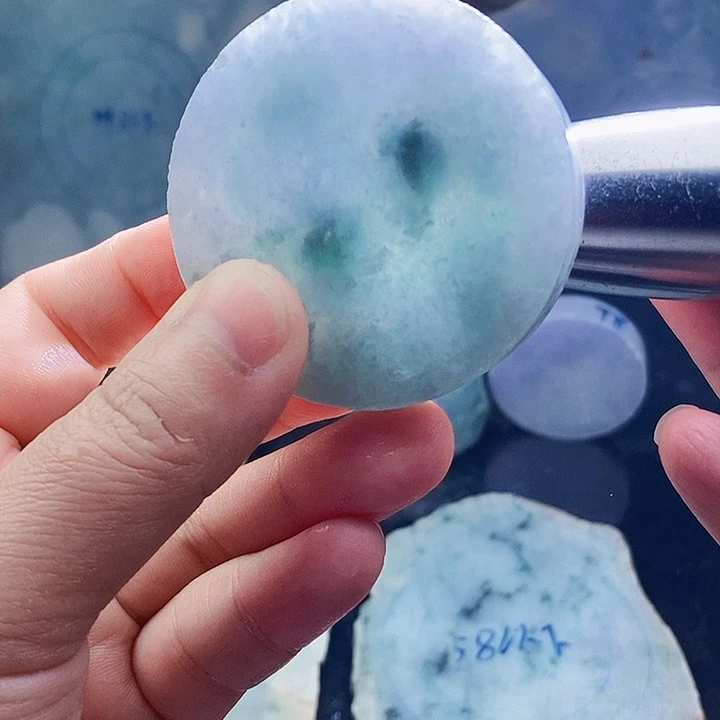 翡翠未镶嵌颈饰毛料26