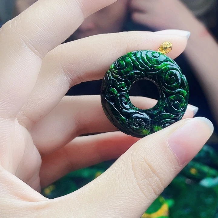 颈饰18K金镶嵌翡翠多样性