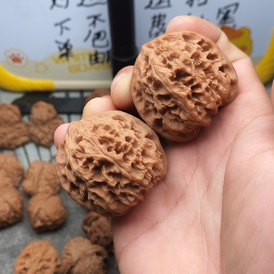 文玩核桃吊坠野牛