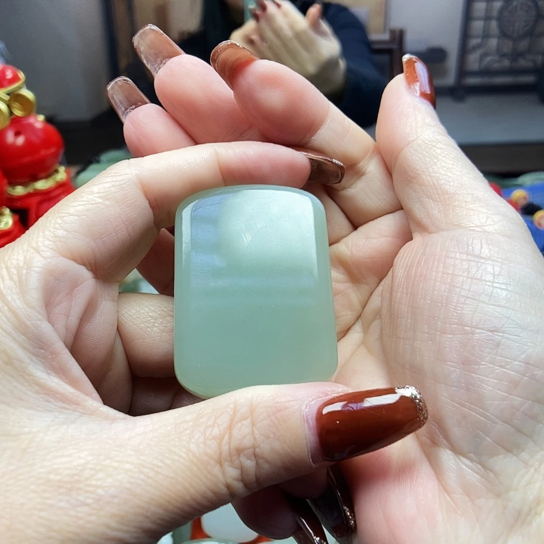 颈饰未镶嵌和田玉瓮**溶