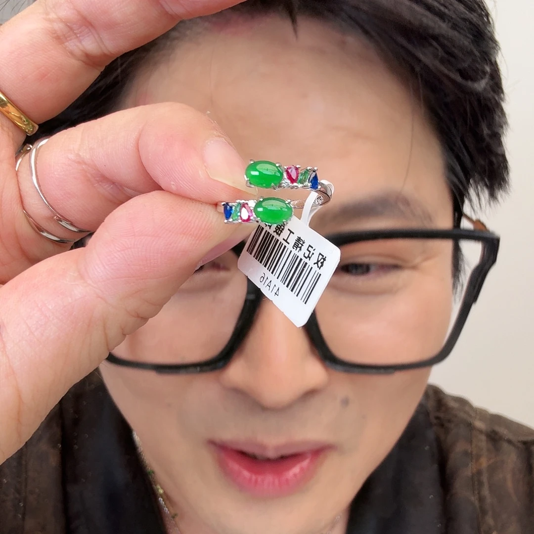 翡翠未镶嵌颈饰一件