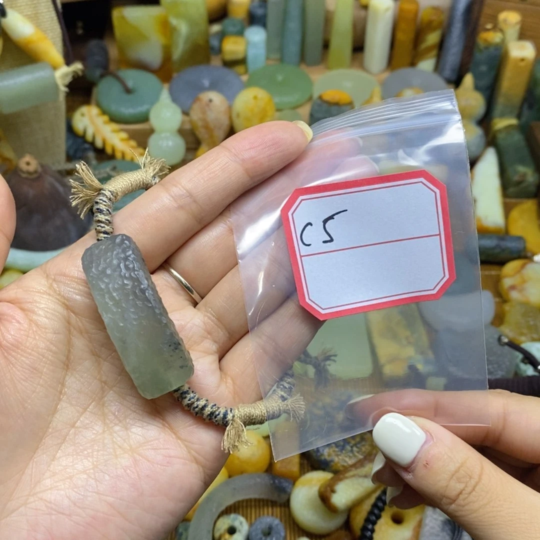 未镶嵌蛇纹石玉颈饰是**啊