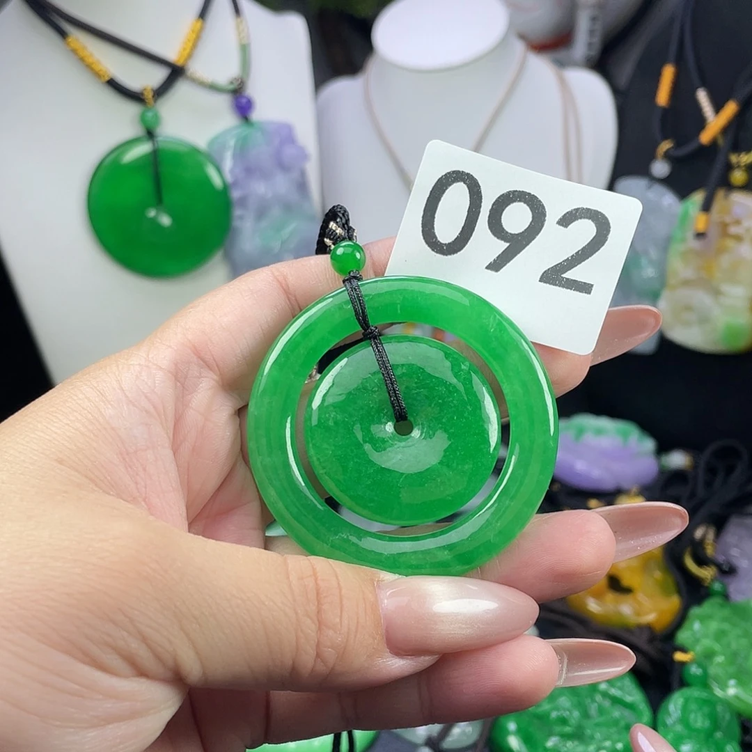 翡翠未镶嵌吊坠(赠链)