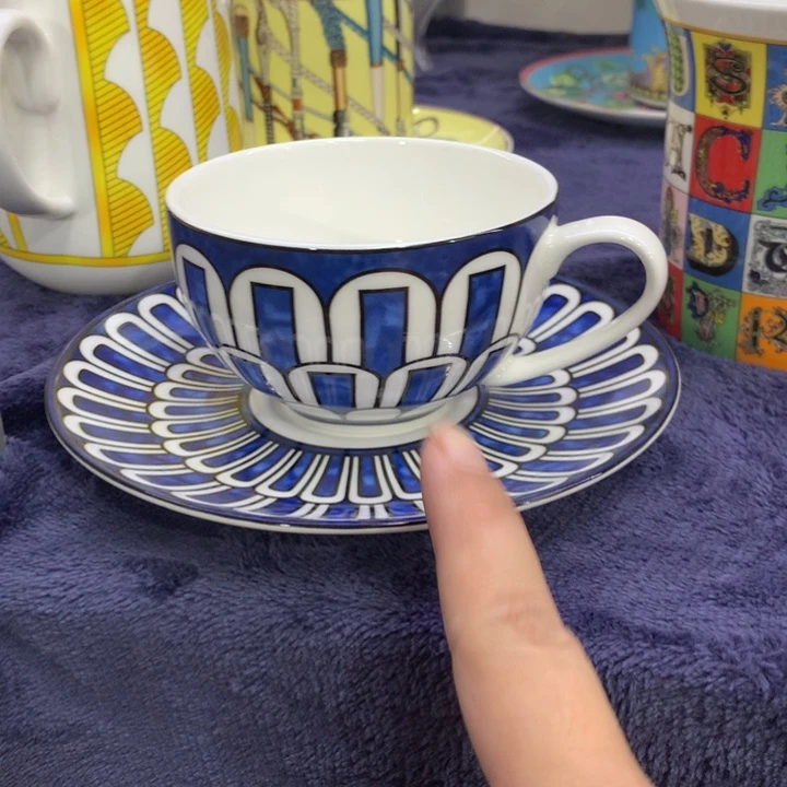 瓷片全套的小卡都有了吗