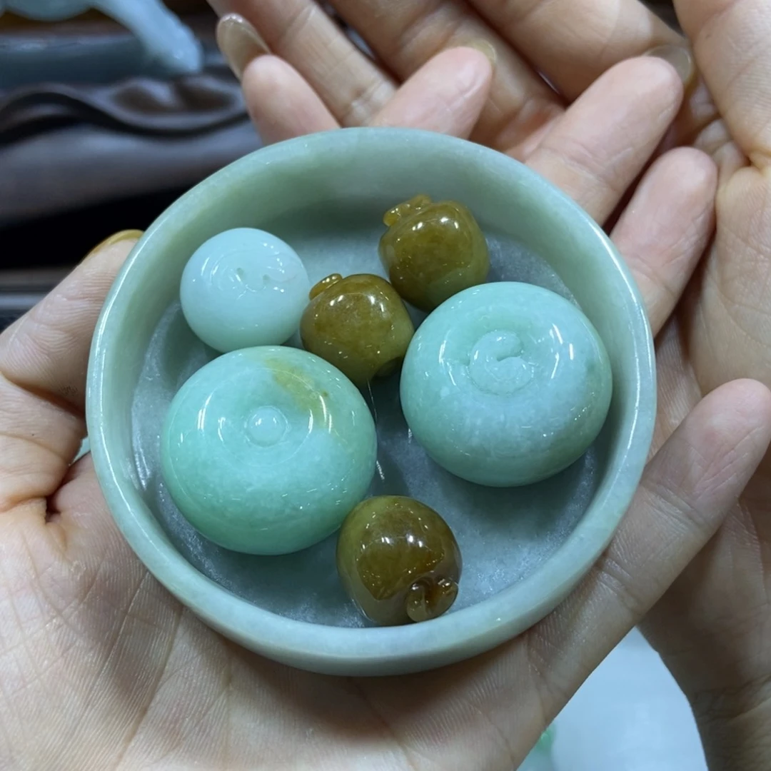 翡翠挂件未镶嵌得*好看的翡翠苹果盘