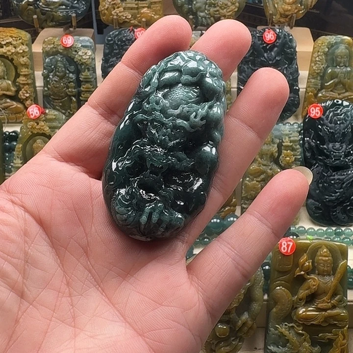 颈饰未镶嵌翡翠龙牌