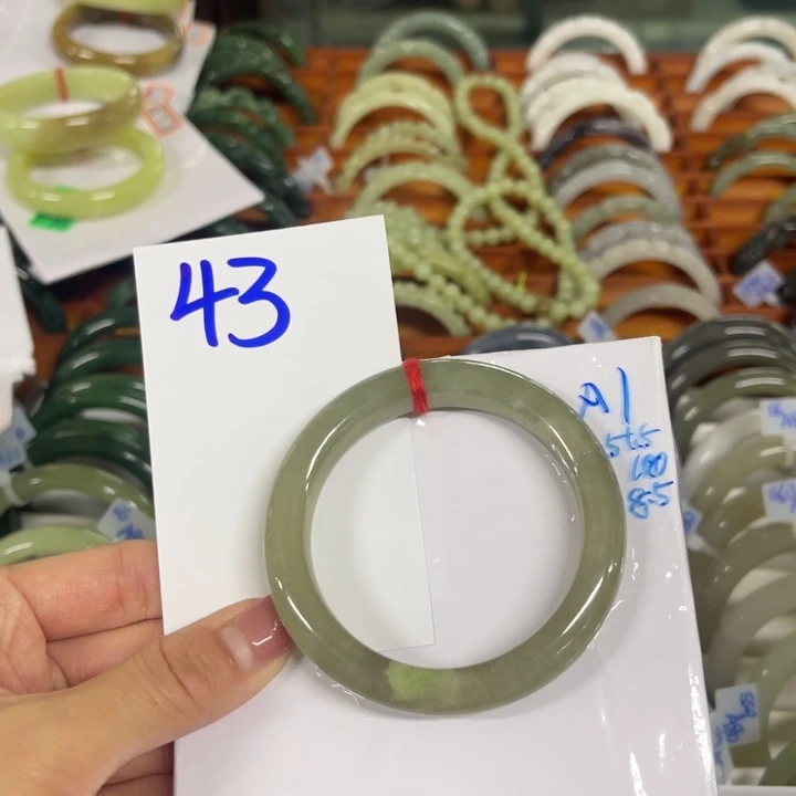 乔***木和田玉未镶嵌手镯