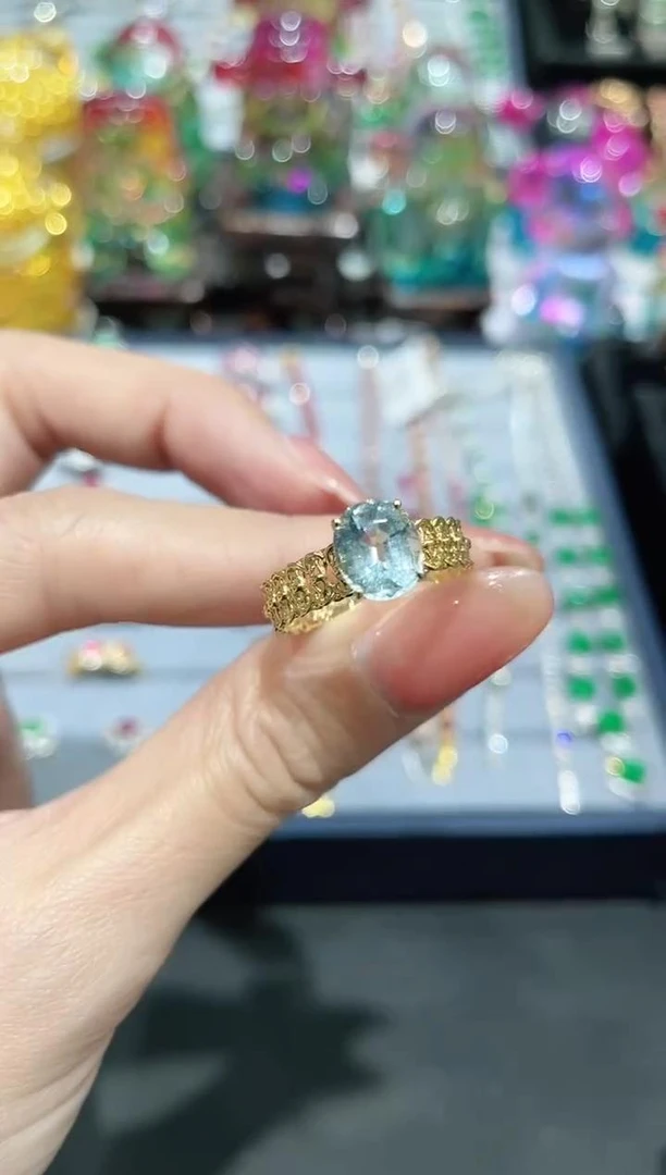 18K金镶嵌海蓝宝石戒指