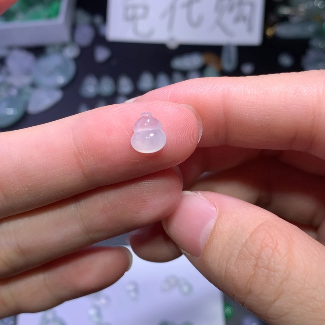 翡翠未镶嵌颈饰葫芦