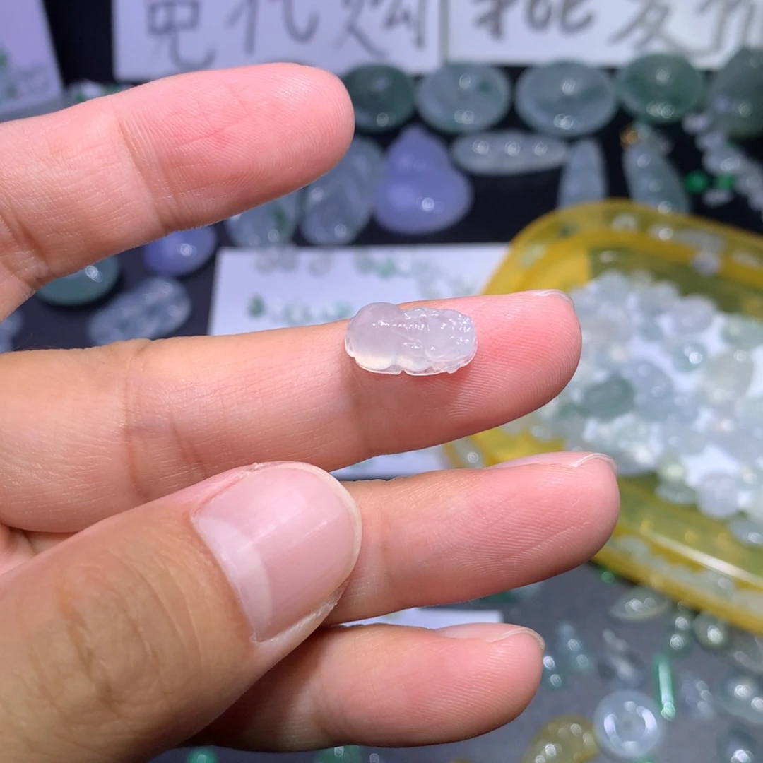 翡翠未镶嵌颈饰貔貅