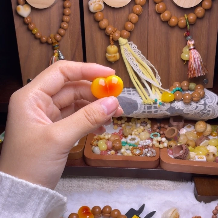 小***恼猴头核桃吊坠俏色爱心