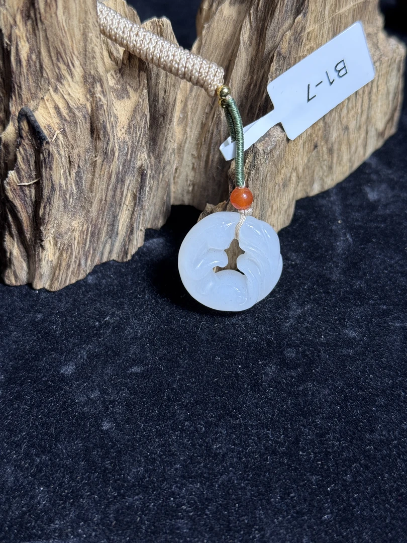 和田玉白玉雕刻白狐吊坠多样性发货发其一