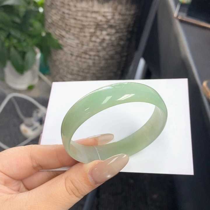 翡翠未镶嵌手镯公主