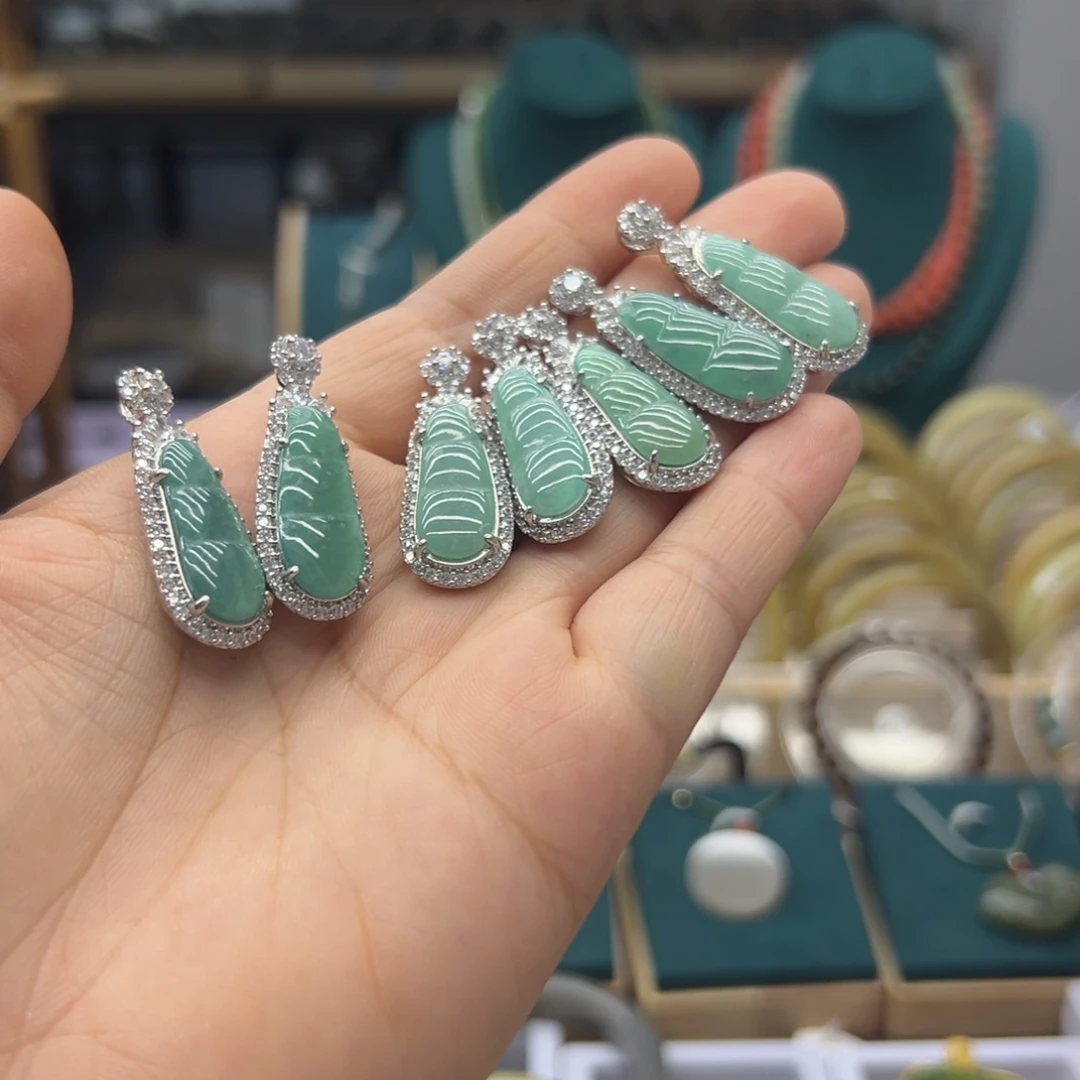 翡翠未镶嵌颈饰福豆