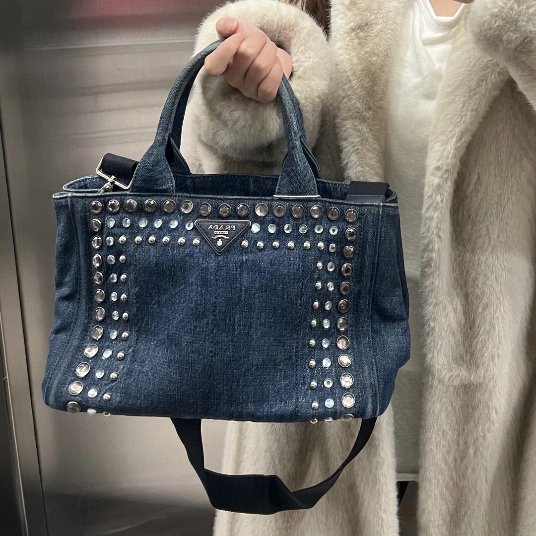 95新 Prada/普拉达 95新普拉达铆钉牛仔沙滩手提包