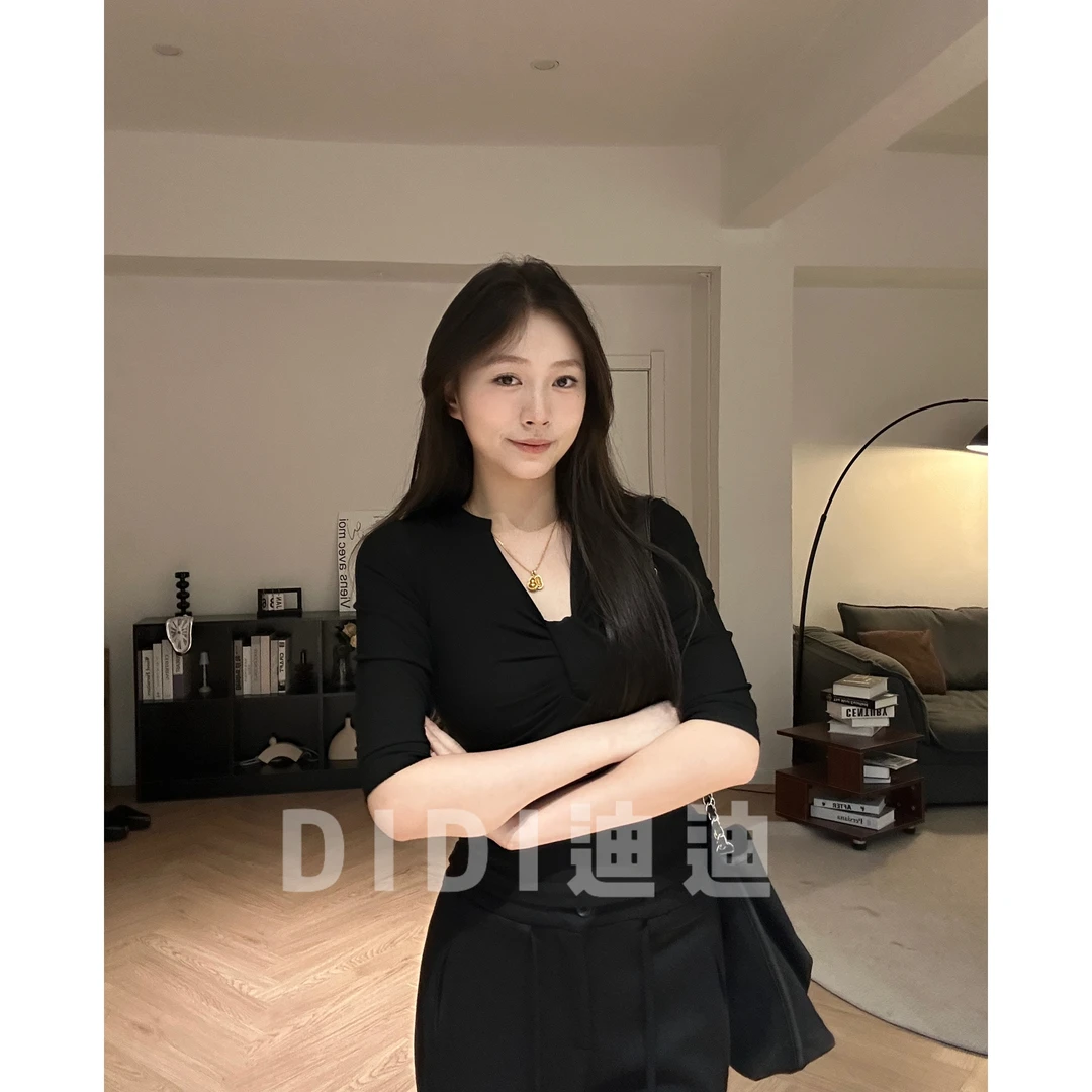 【DIDI】美式复古纯欲修身显瘦V领短袖T恤女新款设计感正肩上衣
