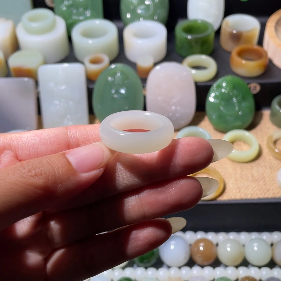 未镶嵌戒指和田玉