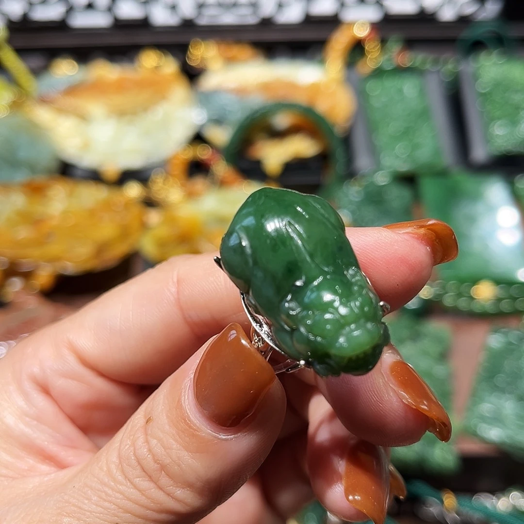 未镶嵌蛇纹石玉吊坠