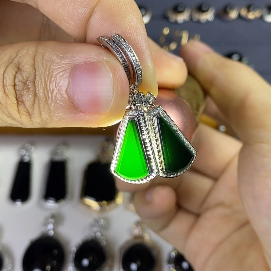 18K金镶嵌翡翠耳饰