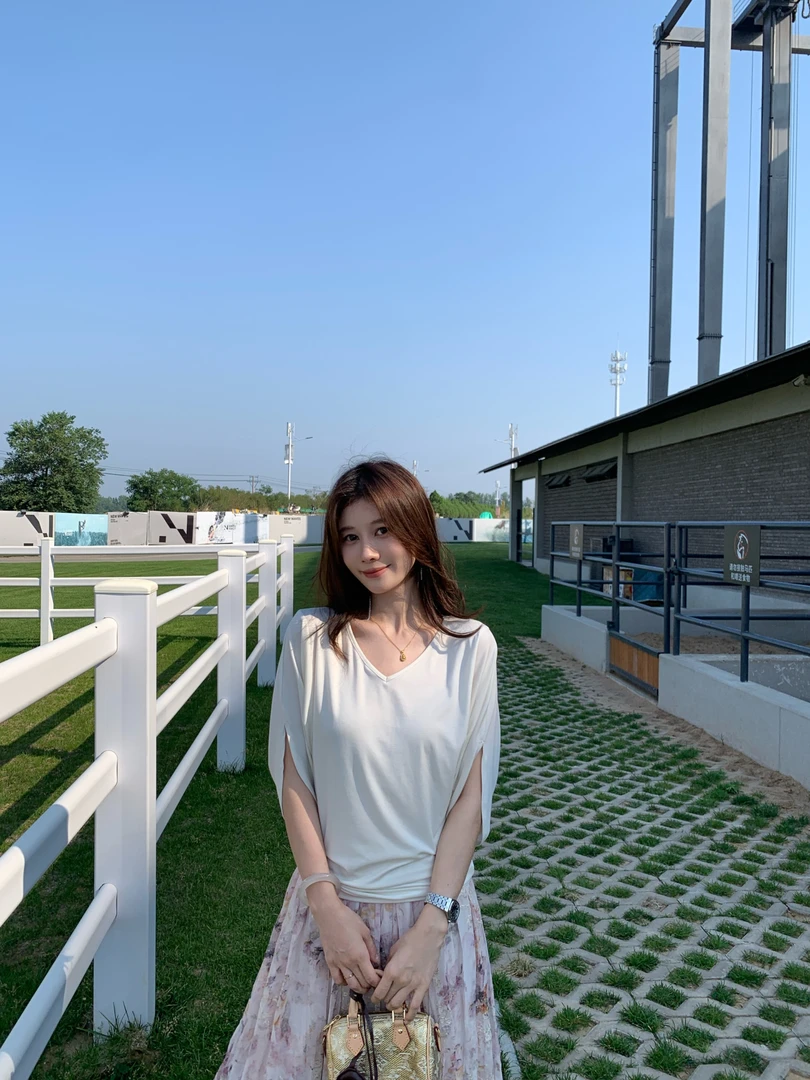 【空想】莱赛尔天丝v领设计感百搭时尚短袖T恤女显瘦宽松垂感上衣