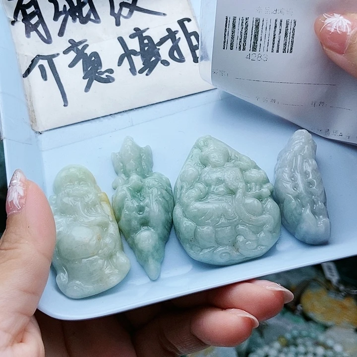 颈饰足铂镶嵌翡翠翡翠