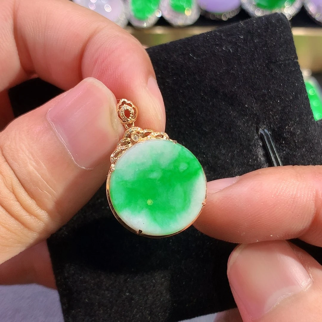 翡翠18K金镶嵌颈饰