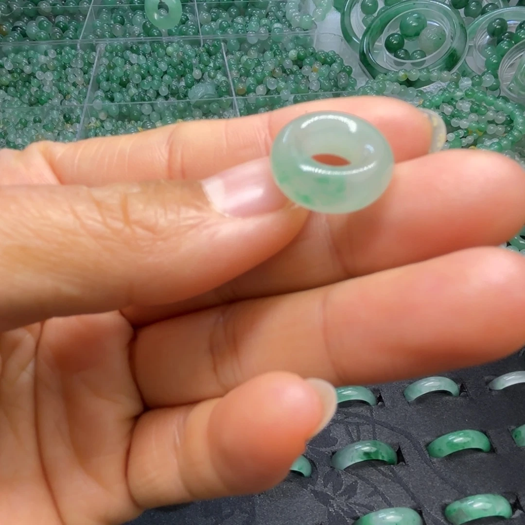 石英质玉（非洲翠）未镶嵌散珠甜甜圈