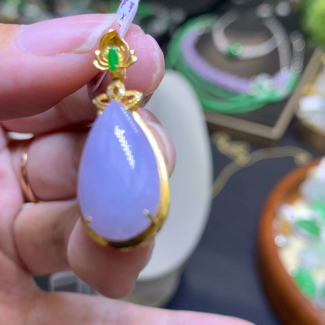 颈饰18K金镶嵌翡翠