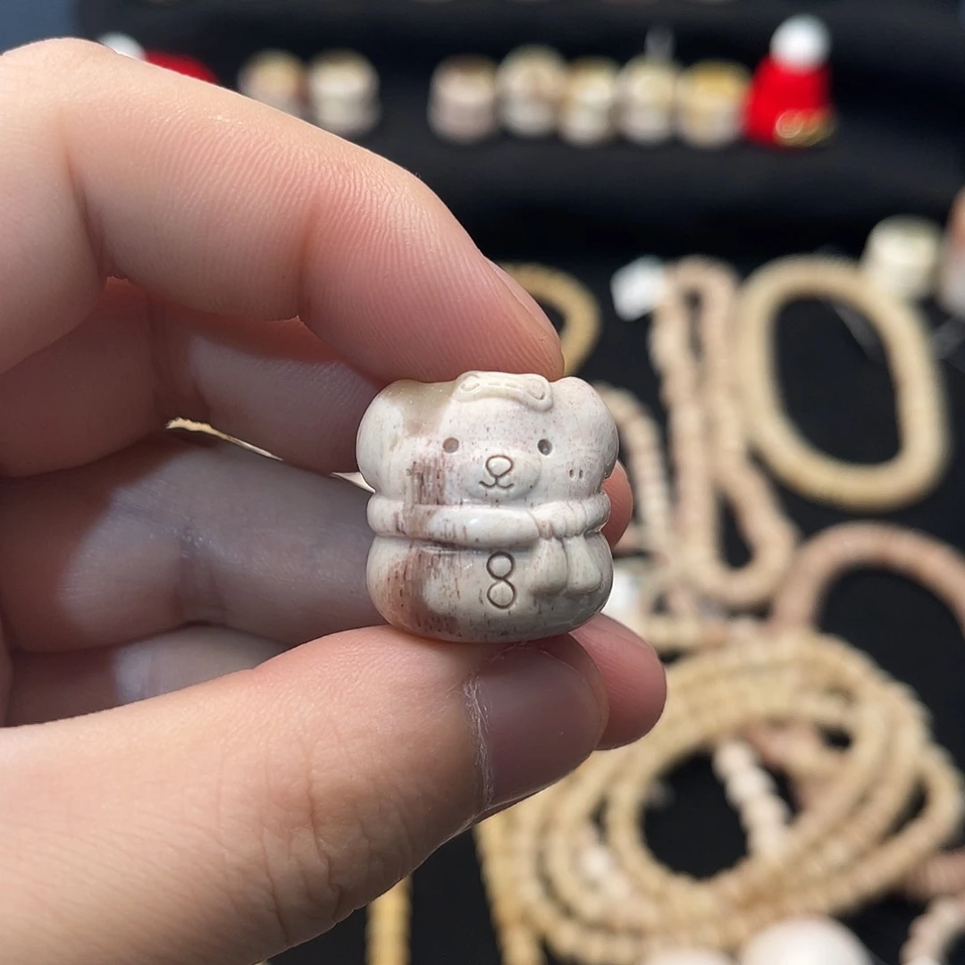 精品马骨雕刻小熊