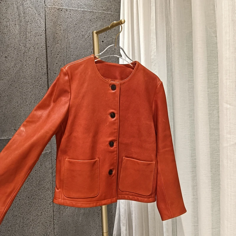 橙色圆领四粒扣皮外套 衣长50 款号D23533