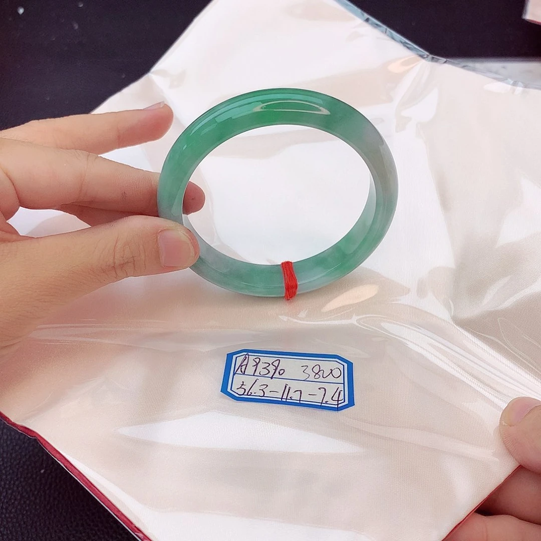 翡翠手镯未镶嵌翡翠