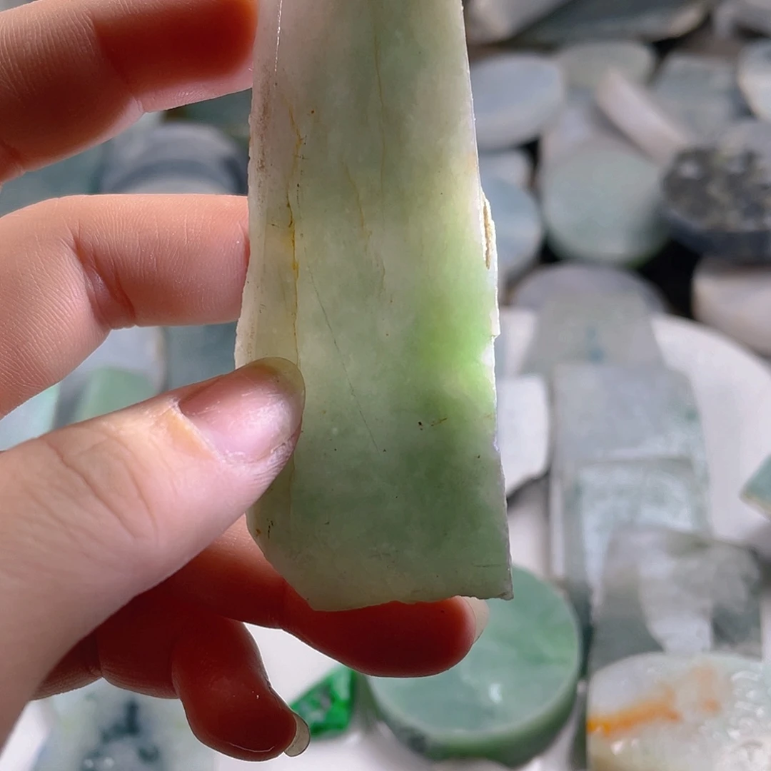 颈饰未镶嵌翡翠。