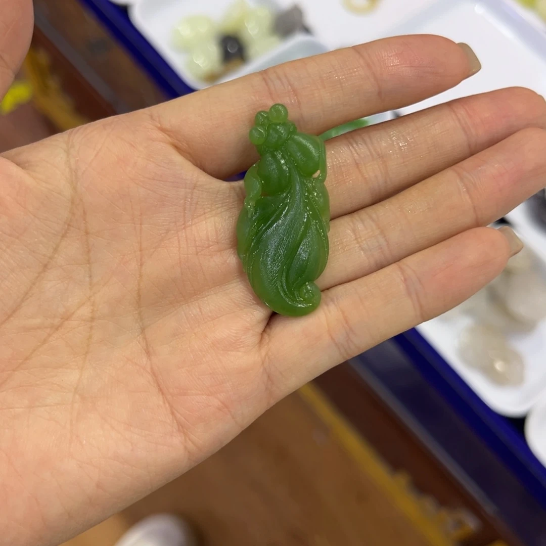 颈饰未镶嵌和田玉（碧玉）