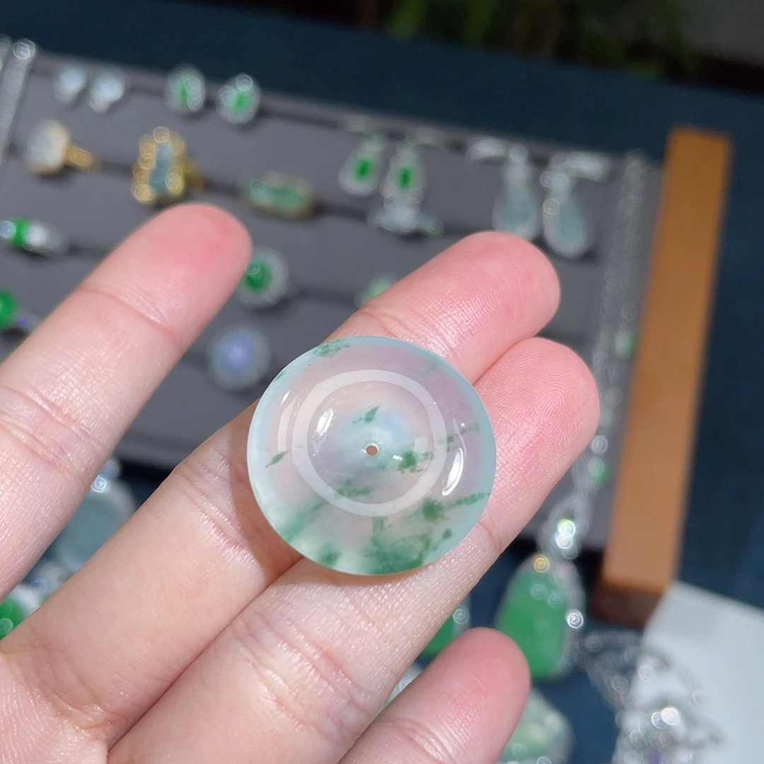 翡翠未镶嵌颈饰冰飘花扣