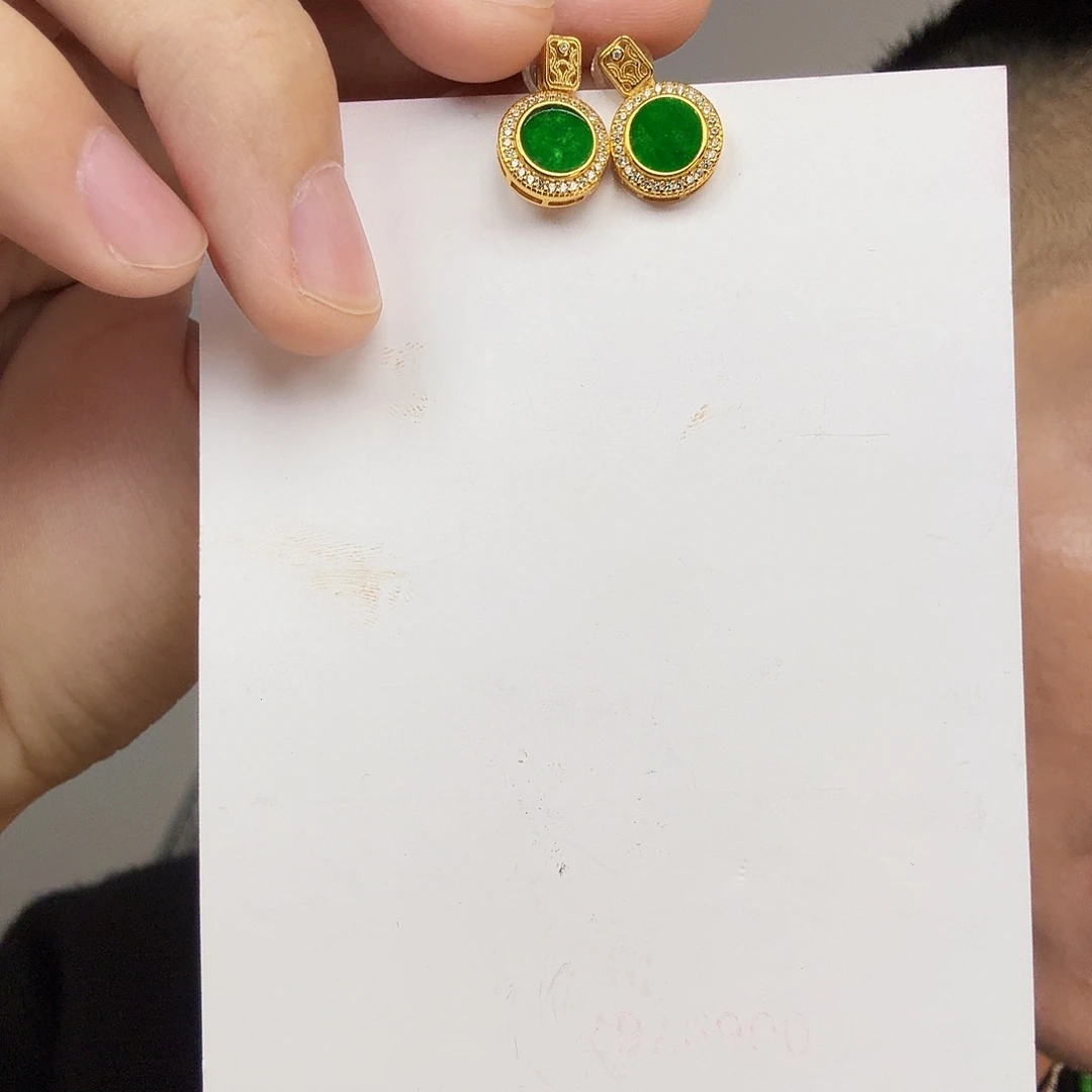 翡翠未镶嵌颈饰一对