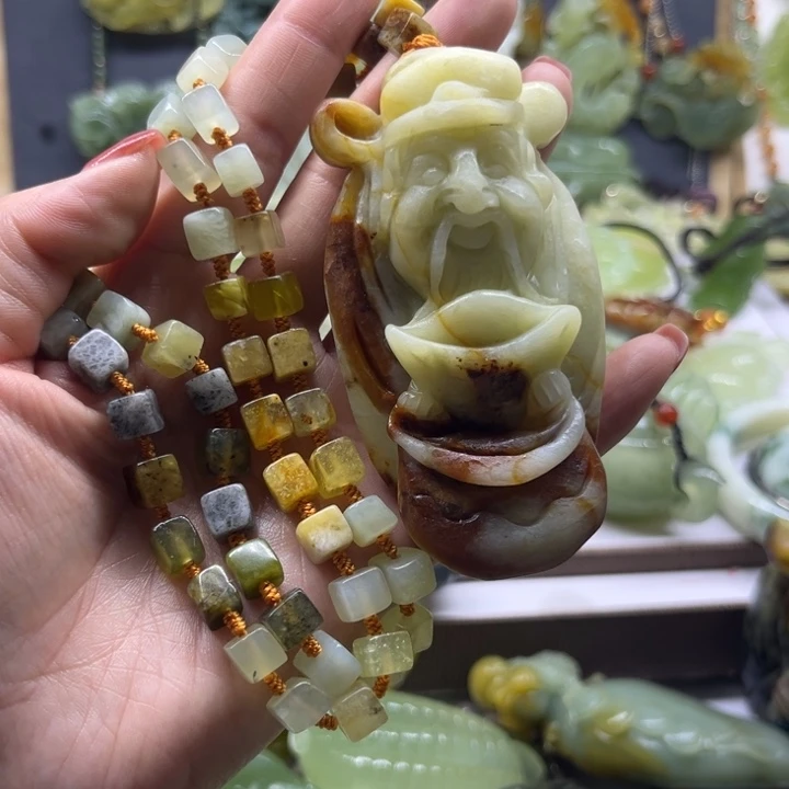 蛇纹石玉未镶嵌颈饰