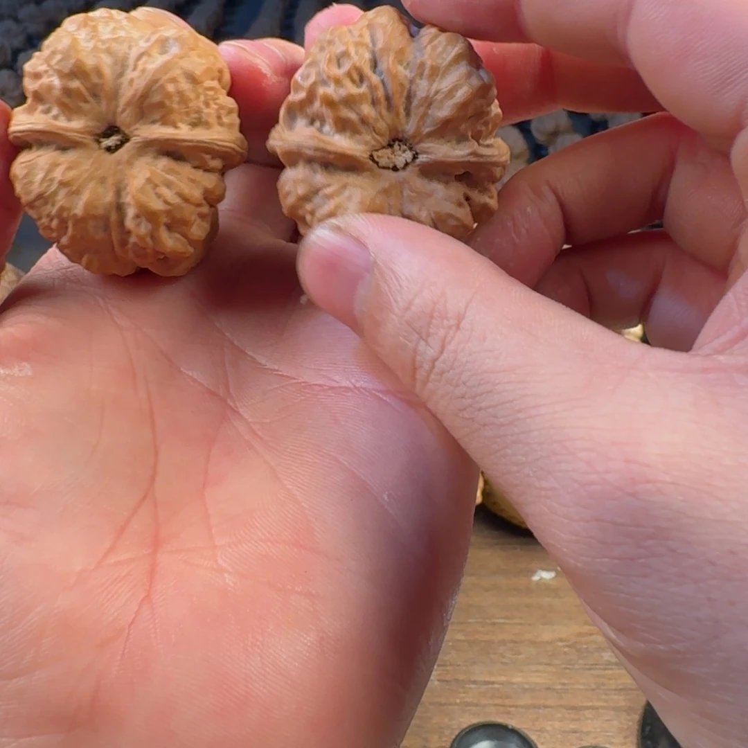 谁***谁吊坠文玩核桃蛤蟆的眼睛是真的好看啊我