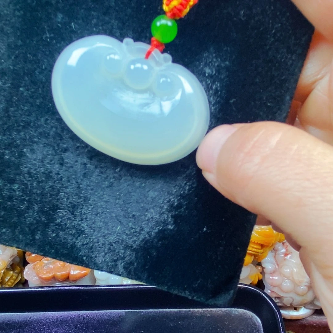 未镶嵌石英质玉（黄龙玉）颈饰