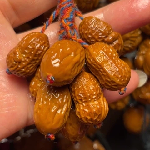 橄榄核雕手持大枣