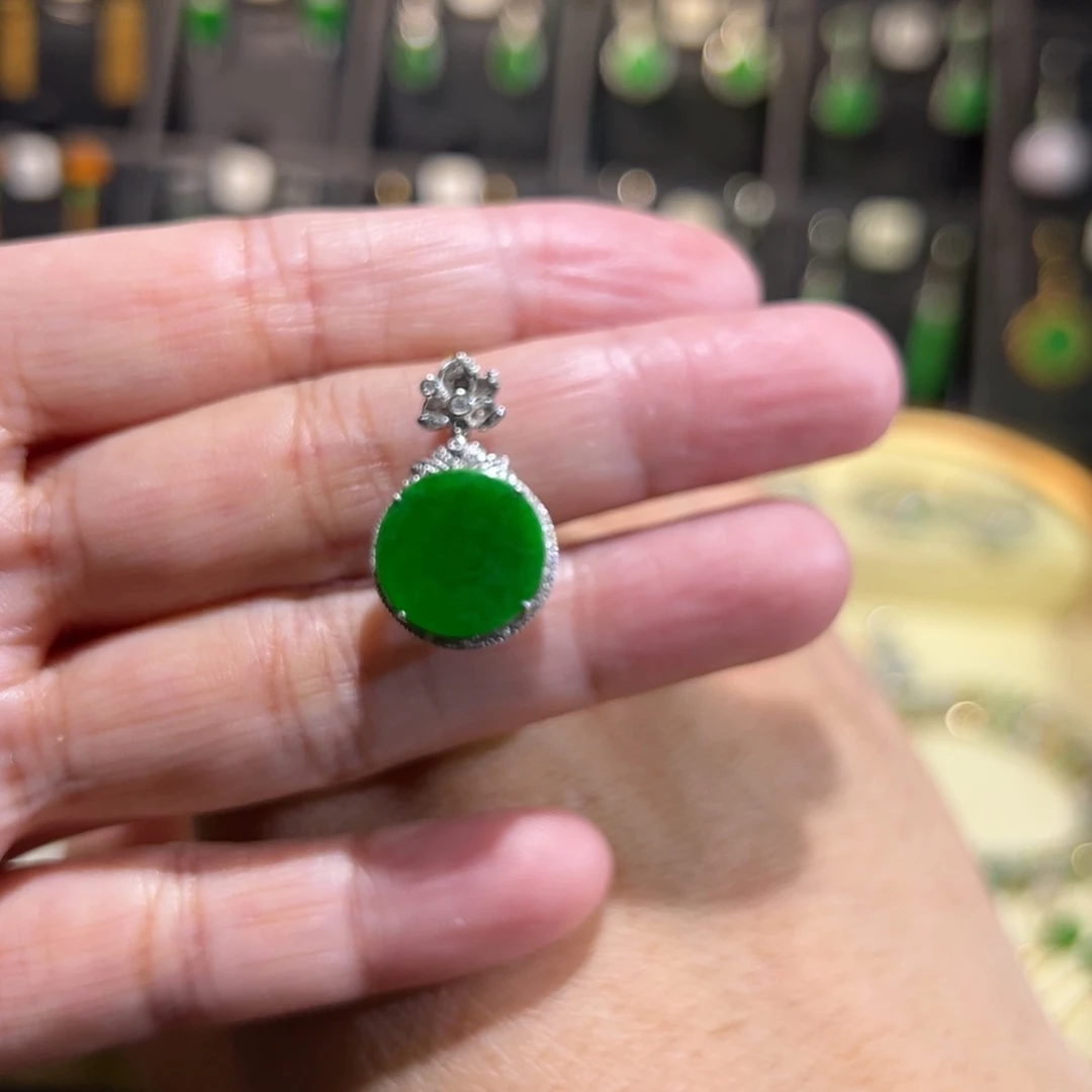 翡翠18K金镶嵌颈饰吊坠