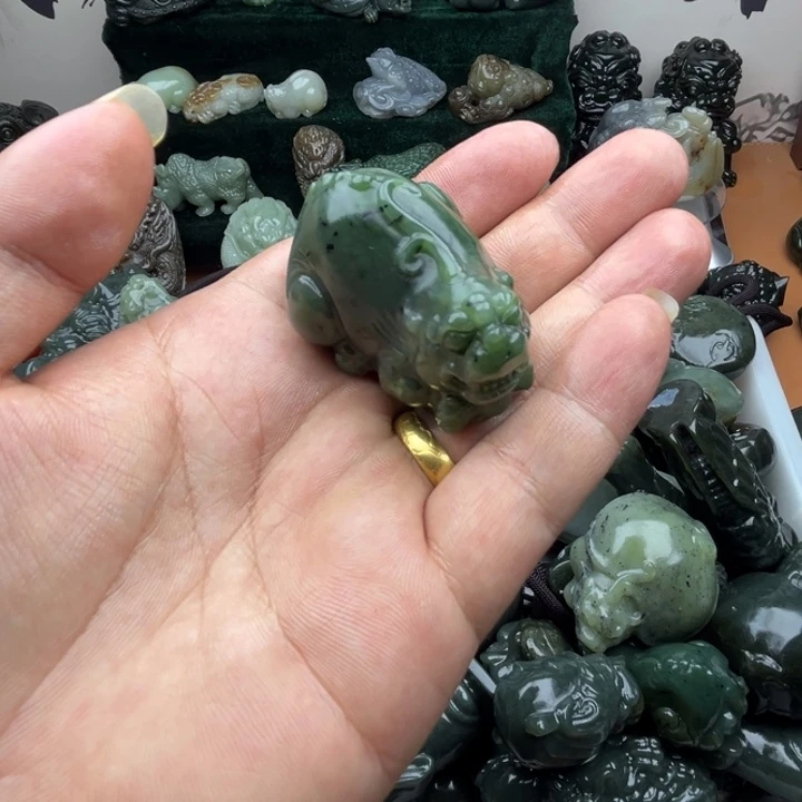 和田玉未镶嵌把件