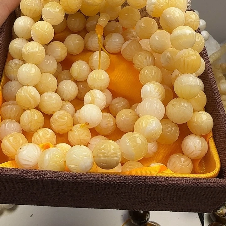 大果紫檀（缅甸花梨）瑕疵莲花1.2脖挂带盒子