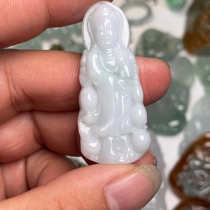 翡翠未镶嵌颈饰观音