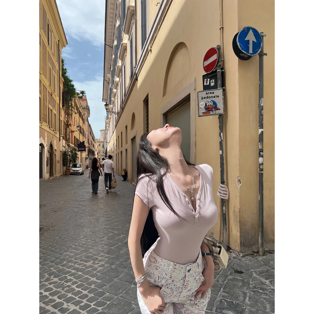 熊熊屋【素颜搭子】易梦玲同款三色百搭修身掐腰深V纽扣针织T恤