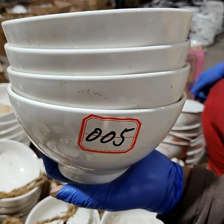 瓷片盘子碗茶壶啥都有