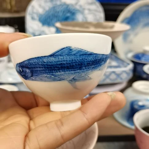 J*F景德镇陶瓷青花单鱼鸡心杯
