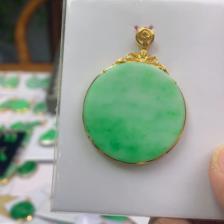 翡翠颈饰18K金镶嵌翡翠