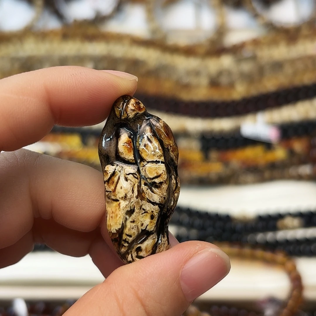 向***歌琥珀未镶嵌裸石大