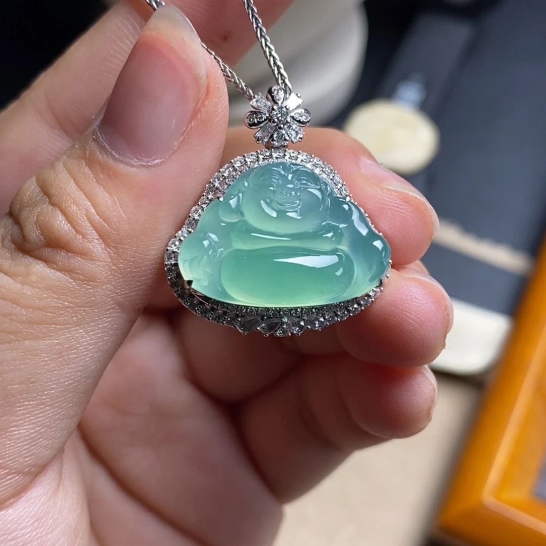 翡翠18K金镶嵌颈饰高冰木那甜绿满色起胶厚装佛公吊坠